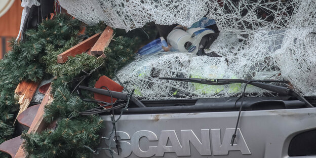 Die zersplitterte Scheibe des LKW, der zur Terrorwaffe wurde Die zersplitterte Scheibe des LKW, der zur Terrorwaffe wurde