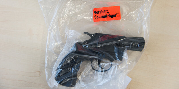 Ein beschlagnahmter Revolver aus den Waffengeschäften von „Migrantenschreck“