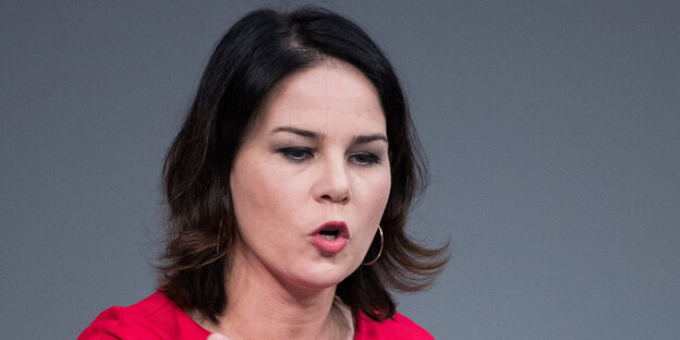 Eine Frau spitzt die Lippen beim Reden Eine Frau spitzt die Lippen beim Reden