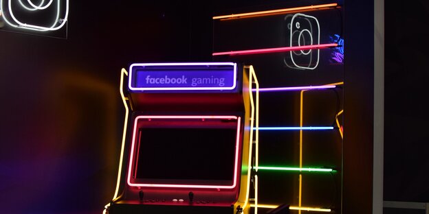 Facebook-Logo auf einer Jukebox Facebook-Logo auf einer Jukebox