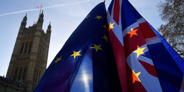 Eine EU- und eine britische Flagge vor dem House of Parliament in London Eine EU- und eine britische Flagge vor dem House of Parliament in London