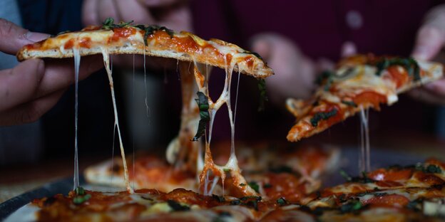 Pizza mit schmelzendem Käse Pizza mit schmelzendem Käse