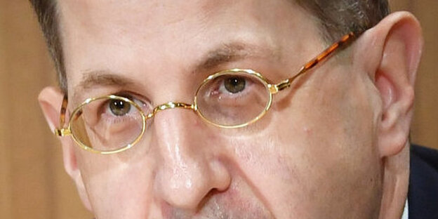 Hans-Georg Maaßen trägt eine goldene runde Brille Hans-Georg Maaßen trägt eine goldene runde Brille