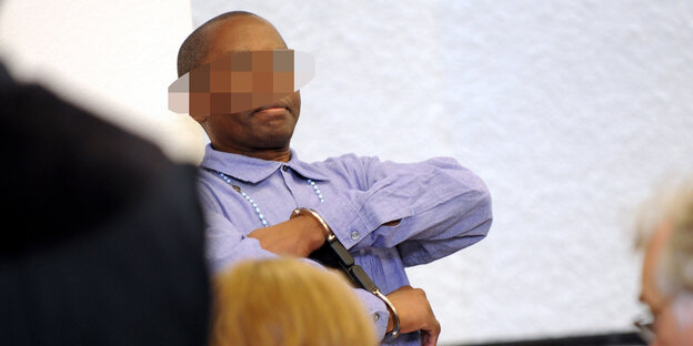 Ignace Murwanashyaka ist mit Handschellen gefesselt Ignace Murwanashyaka ist mit Handschellen gefesselt