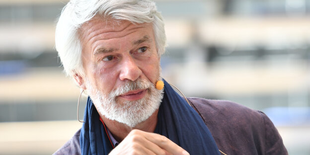 Chris Dercon trägt einen Schal Chris Dercon trägt einen Schal