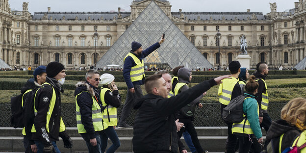 Demonstranten in gelben Westen am Louvre Demonstranten in gelben Westen am Louvre