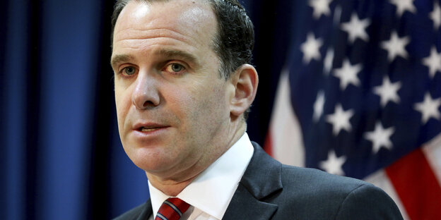 Ein Mann guckt ernst. Es ist der US-Sondergesandte für die Anti-IS-Koalition Brett McGurk Ein Mann guckt ernst. Es ist der US-Sondergesandte für die Anti-IS-Koalition Brett McGurk