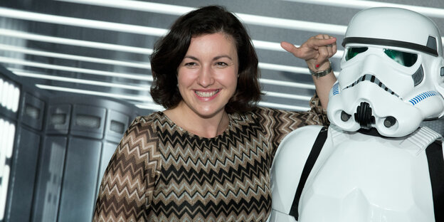 Dorothee Bär steht neben einem Stormtrooper aus der Filmreihe Star Wars Dorothee Bär steht neben einem Stormtrooper aus der Filmreihe Star Wars