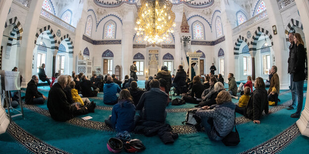 Im Innern der Şehitlik-Moschee in Berlin sitzen Gäste am Tag der offenen Moschee Im Innern der Şehitlik-Moschee in Berlin sitzen Gäste am Tag der offenen Moschee