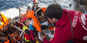 Ein Baby wird in das Rettungsboot der spanischen NGO Proactiva Open Arms gehoben
