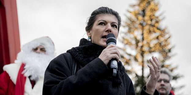 Sahra Wagenknecht spricht in ein Mikrofon Sahra Wagenknecht spricht in ein Mikrofon