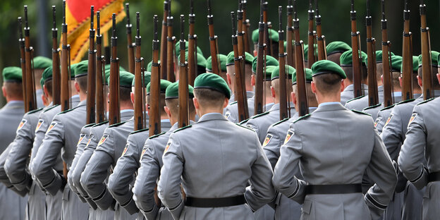 Soldaten des Wachbataillons der Bundeswehr sind von hinten zu sehen Soldaten des Wachbataillons der Bundeswehr sind von hinten zu sehen