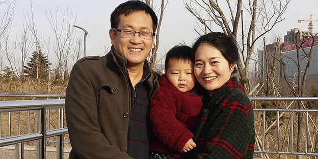 Wang Quanzhang und seine Frau Li Wenzu mit ihrem Sohn Wang Quanzhang und seine Frau Li Wenzu mit ihrem Sohn