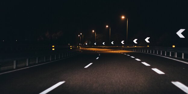 Eine Straße im Dunkeln Eine Straße im Dunkeln