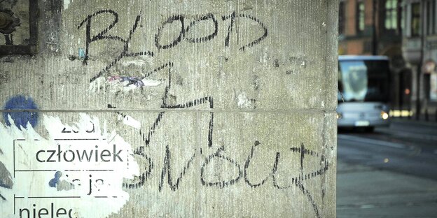 Wand mit verblassendem Blood & Honour-Graffiti Wand mit verblassendem Blood & Honour-Graffiti