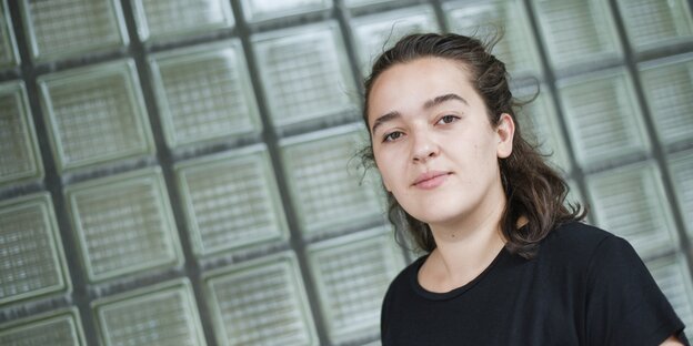 Eine Frau in schwarzem T-Shirt Eine Frau in schwarzem T-Shirt