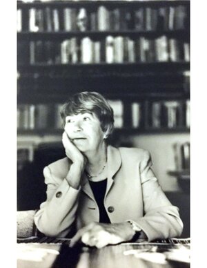 Dichterin Lisel Mueller an ihrem Schreibtisch in den 1980er Jahren Dichterin Lisel Mueller an ihrem Schreibtisch in den 1980er Jahren