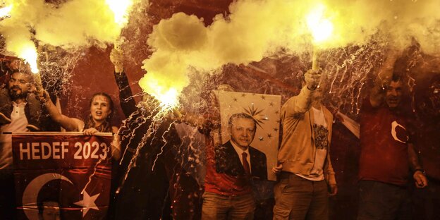 Erdogan-Anhänger halten Leuchtfackeln Erdogan-Anhänger halten Leuchtfackeln