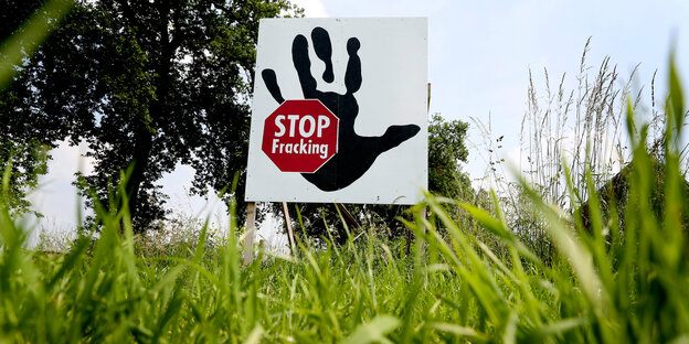 Fracking-Protest: Schild mit einer Hand und der Aufschrift "Stop Fracking" Fracking-Protest: Schild mit einer Hand und der Aufschrift "Stop Fracking"