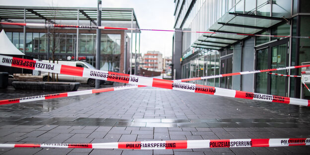 rot-weiße Absperrbänder sichern einen Tatort in Bottrop rot-weiße Absperrbänder sichern einen Tatort in Bottrop