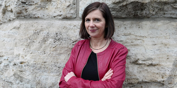 Porträt Katrin Göring-Eckardt. Sie lehnt an einer Wand Porträt Katrin Göring-Eckardt. Sie lehnt an einer Wand