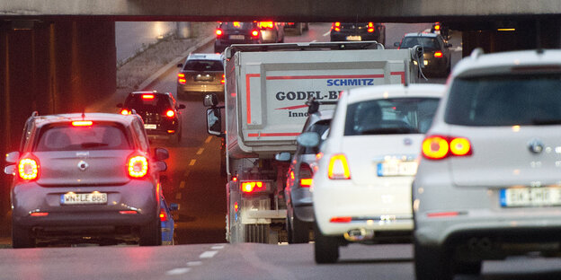Autos auf einer Straße Autos auf einer Straße