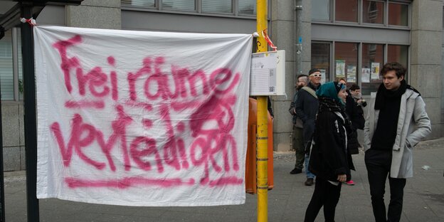 "Freiräume verteidigen" steht auf einem Transparent am Jugendzentrum Drugstore an der Potsdamer Straße "Freiräume verteidigen" steht auf einem Transparent am Jugendzentrum Drugstore an der Potsdamer Straße