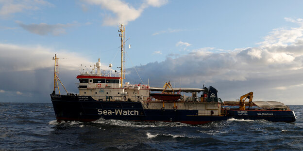 ein Schiff mit der Aufschrift "Sea Watch" ein Schiff mit der Aufschrift "Sea Watch"