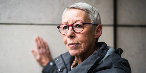 Das Porträt einer älteren Frau mit roter Brille Das Porträt einer älteren Frau mit roter Brille