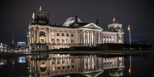 Der Reichstag spiegelt sich in einer Pfütze Der Reichstag spiegelt sich in einer Pfütze