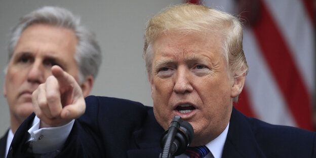 US-Präsident Donald Trump zeigt mit dem Finger US-Präsident Donald Trump zeigt mit dem Finger
