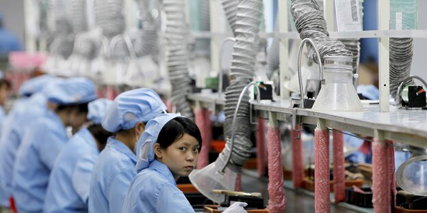 Arbeiter*innen in einer Elektronikfabrik Arbeiter*innen in einer Elektronikfabrik