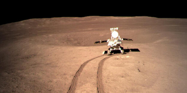 Auf dem Mond landet eine Weltraumonde Auf dem Mond landet eine Weltraumonde