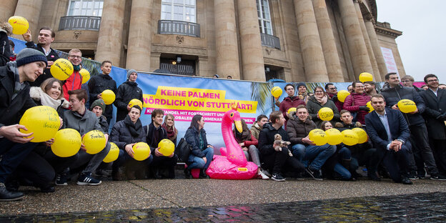 Junge Liberale demonstrieren während des Dreikönigstreffens der FDP vor der Stuttgarter Oper für einen besseren Klimaschutz