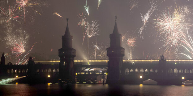 In Berlin erleuchtet das Silvester-Feuerwerk den Himmel In Berlin erleuchtet das Silvester-Feuerwerk den Himmel