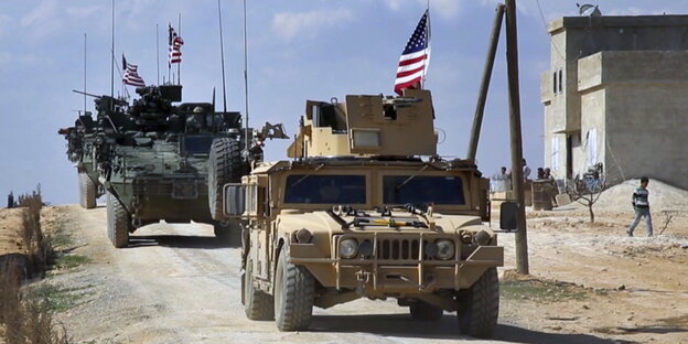 drei Militärfahrzeuge mit US-Fahnen drei Militärfahrzeuge mit US-Fahnen