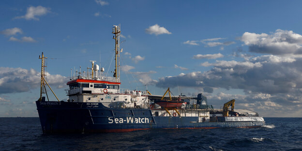 Das Rettungsschiff "Sea-Watch 3" der deutschen NGO Sea-Watch auf dem Meer vor der Küste Maltas Das Rettungsschiff "Sea-Watch 3" der deutschen NGO Sea-Watch auf dem Meer vor der Küste Maltas