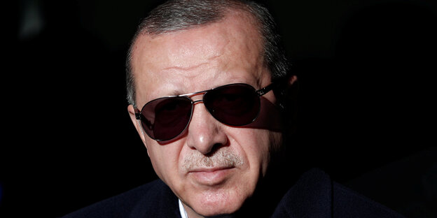 Ein Mann, Recep Tayyip Erdogan, mit Sonnenbrille Ein Mann, Recep Tayyip Erdogan, mit Sonnenbrille