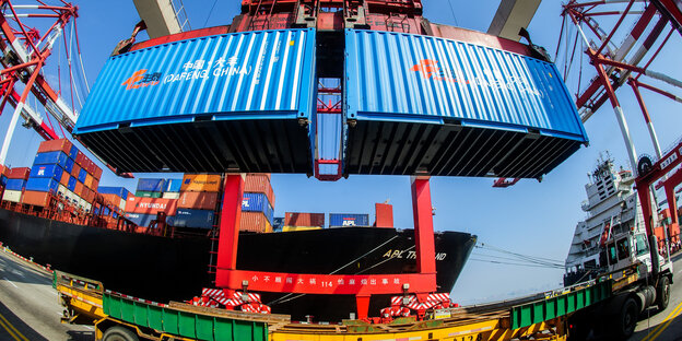 Zwei Container werden im Hafen von Shanghai verladen Zwei Container werden im Hafen von Shanghai verladen