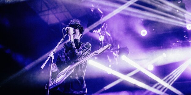 Sänger Bradford Cox bei einem Konzert in Polen Sänger Bradford Cox bei einem Konzert in Polen