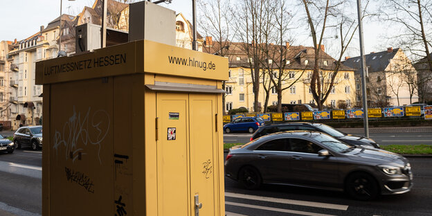Autos fahren an einer Luftmessstation des Luftmessnetz Hessen am Straßenrand der Schiersteiner-Straße vorbei. Autos fahren an einer Luftmessstation des Luftmessnetz Hessen am Straßenrand der Schiersteiner-Straße vorbei.