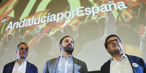 Santiago Abascal (Mitte), Javier Ortega (links) und Francisco Serrano von der rechtsradikalen Vox bei einer Wahlveranstaltung im Dezember 2018 in Sevilla. Santiago Abascal (Mitte), Javier Ortega (links) und Francisco Serrano von der rechtsradikalen Vox bei einer Wahlveranstaltung im Dezember 2018 in Sevilla.
