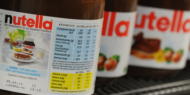 Etikett von Nutella mit Inhaltsstoffen Etikett von Nutella mit Inhaltsstoffen