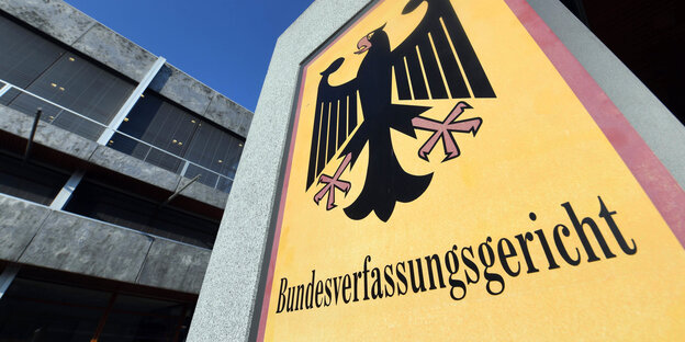 Schild am Eingang des Verfassungsgerichts Schild am Eingang des Verfassungsgerichts