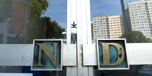 An einer Eingangstür sind die Buchstaben "N" und "D" zu sehen An einer Eingangstür sind die Buchstaben "N" und "D" zu sehen