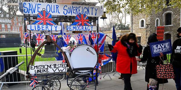 Brexit-Befürworterinnen stehen in London am Straßenrand Brexit-Befürworterinnen stehen in London am Straßenrand