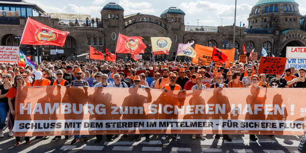 Viele Menschen stehen mit Plakaten und Schildern vor den Landungsbrücken in Hamburg Viele Menschen stehen mit Plakaten und Schildern vor den Landungsbrücken in Hamburg