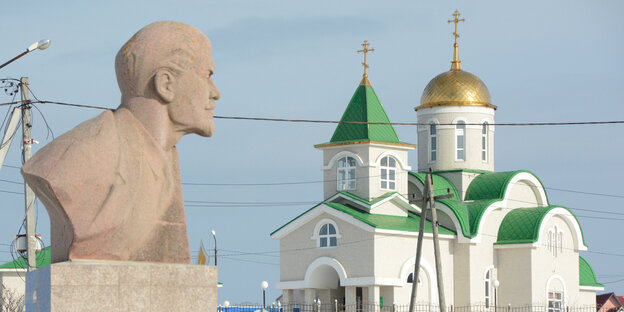 Lenin-Denkmal vor einer Kirche Lenin-Denkmal vor einer Kirche