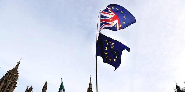 Eine EU-Flagge und eine halbe britische und halbe EU-Flagge sind vor dem parlament in London gehisst Eine EU-Flagge und eine halbe britische und halbe EU-Flagge sind vor dem parlament in London gehisst
