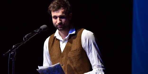 Autor Takis Würger auf einer Bühne Autor Takis Würger auf einer Bühne